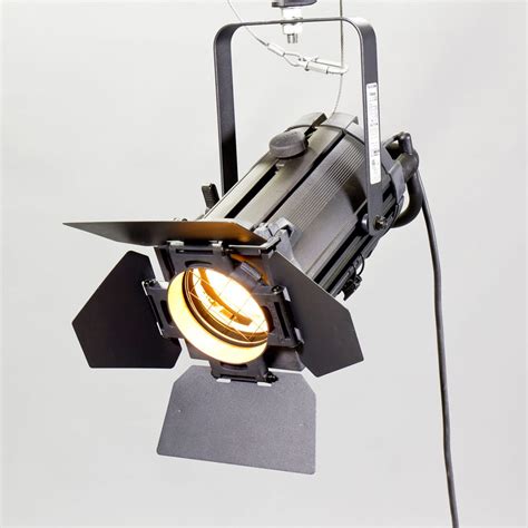 The adjustable beam angle range of 6 deg to 60 deg and wide range of available lamps make it the perfect choice for. 650W Fresnel Selecon Acclaim 6º-60º - Presentation Design ...