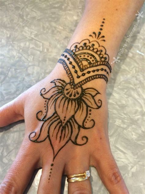 'henna' is used to create temporary tattoos mainly on the hands and feet of a woman. What I've been painting lately... | Henna tattoo designs ...