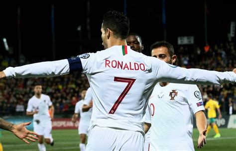 A korábbi futbalsztár arról is beszélt hogy, szívesen gratulálna személyesen a. Nazionali, Cristiano Ronaldo da record ma c'è chi ha fatto ...