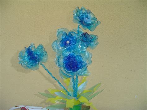 24 bicchieri di plastica colorati. fiori fatti con bottiglie di plastica | Bottiglie di ...