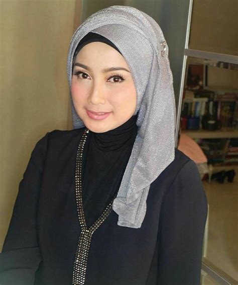 Psi or better known as desy ratnasari (born in sukabumi, west java, indonesia on december 12, 1973) is an indonesian actress, singer and politician of sundanese descent. 10 Potret Terkini Desy Ratnasari, Politikus yang Awet Muda