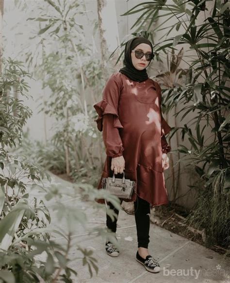 Oh my god, gimana rasanya kalau tanganku sampai mendarat di permukaan buah dadanya, mengelus, merasakan kelembutan payudara itu, oohh lamunan itu terus merayap melambung tinggi. 5 Selebgram Ini Beri Inspirasi OOTD Hijab Stylish untuk Ibu Hamil