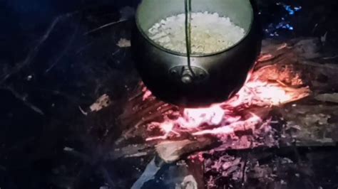 Di restoran nasi bukan dimasak di rice cooker melainkan diliwet. Seru nya masak di hutan malam hari - YouTube