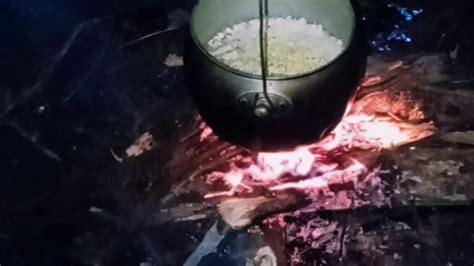 Masak popcorn dalam panci atau microwave bersama minyak tanpa menambahkan bahan apa pun, seperti. Seru nya masak di hutan malam hari - YouTube