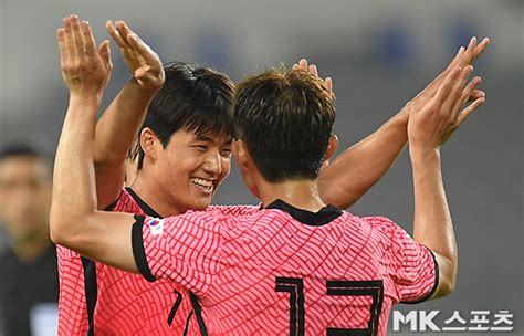 파울루 벤투 감독이 지휘하는 한국 축구대표팀(fifa랭킹 39위)은 9일 오후 8시 경기 고양종합운동장에서 열린 '2022 카타르 월드컵 아시아지역 2. 설영우 `이동경 잘했다!` MK포토 - MK스포츠