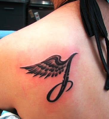 Contoh gambar tato tulisan di tangan yang bagus sementara itu tak hanya diaplikasikan di tangan biasanya juga dapat kita temukan gambar tato tato tribal simple di tangan sumber : Tato Keren Simple Tulisan - Moa Gambar