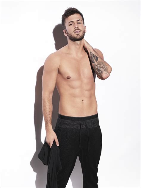 David carreira, nom d'artiste de david araújo antunes, né le 30 juillet 1991 à dourdan dans l'essonne, est un chanteur, danseur, acteur et mannequin portugais. David Carreira faz suspirar fãs de boxers - TV 7 Dias