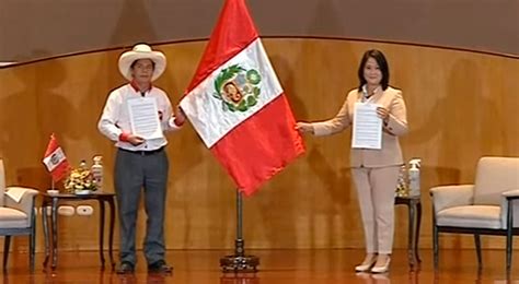 El politólogo eduardo aragón afirmó que el gran reto de pedro castillo y keiko fujimori será convencer al grupo que todavía no precisamente su voto, aproximadamente el 10%. Pedro Castillo y Keiko Fujimori firman la proclama ...