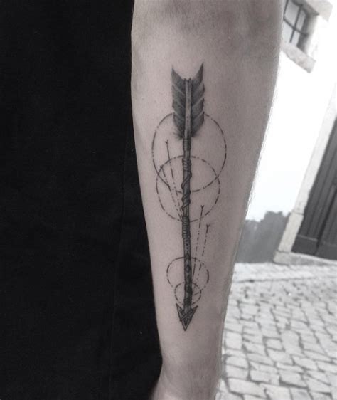 Arrow tattoos, despite their inherent popularity, come in so many different styles and types that it's possible to make them all your own. geometric-arrow-tattoo - TatuaggiStyle.it