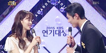 Upload and edit gif images for free. 시사/이슈/유머 - 카메라 앞에서 서로 정색하는 박보검&김소현.gif