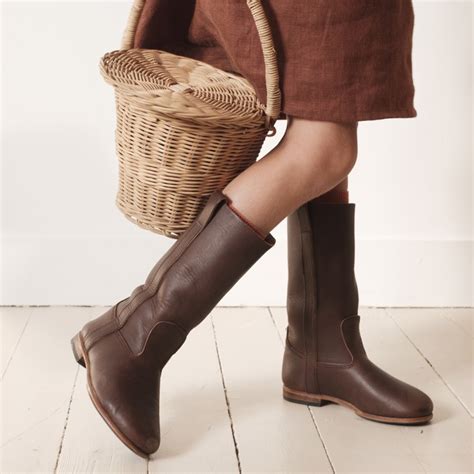 Fondée en 1958, la botte gardiane fabrique à l'origine des bottes de travail qu'utilisaient les gardians pour monter à. Bottes La Botte Gardiane pour Nils & Happy to see you