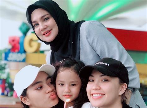 In 2016, nick began her music career with the. Beli Rumah Pertama Umur 21, Janna Nick Anggap IBU & Famili ...