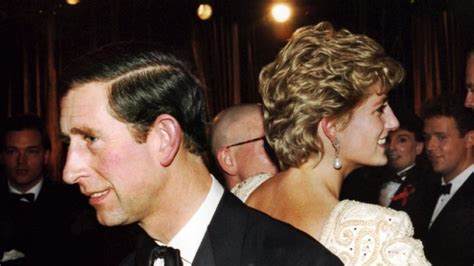 Um sie vor die kamera zu kriegen, zeigte der journalist ihr und ihrem bruder gefälschte kontoauszüge, die den eindruck erweckten, dianas angestellte würden. Prinzessin Diana: Mit DIESEN sexy Tricks wollte Lady Di ...