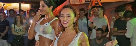 Lei non urla di dolore, ma di piacere immenso che le durerà per una settimana. Miss Maglietta Bagnata: ragazze scatenate sotto una ...