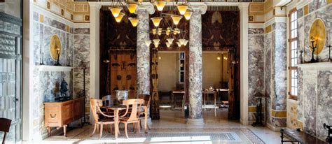 The salon's interior is spectacular, with walls painted to simulate tuscan marble and a mosaic representing theseus slaying the minotaur. La villa Kérylos, le nouveau bijou des Monuments nationaux ...