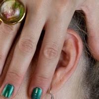 Tinnitus is a ringing, whistling, or another sound in a person's ears that only they can hear. Tinnitus Symptomen en Behandeling | Oorsuizen Informatie