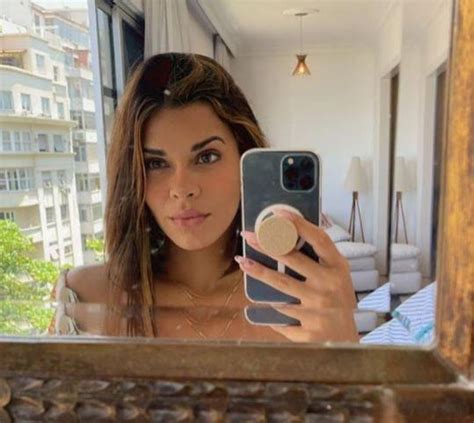 Playboy model luana sandien really wants a handkerchief used by lionel messi. Luana Sandien, modelul de talie internațională care a ...