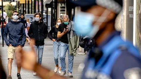 Wie de regel niet naleeft, riskeert een boete de mondkapjesplicht geldt in alle publieke binnenruimten, stationsgebouwen en luchthavens. Mondkapjesplicht leidde niet tot minder drukte op straat | NOS