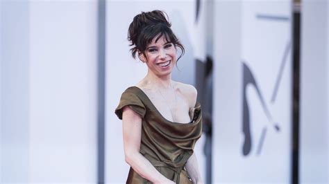 Il regista è il come dimostrano le 13 nomination e le tante ottime recensioni, la forma dell'acqua è uno di quei film che sono piaciuti molto a chi scrive o si occupa di. Sally Hawkins: chi è la protagonista de La Forma dell'Acqua