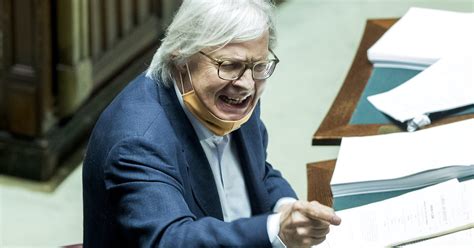 Aquario, luna in bilancia) sottolineando però che vittorio sgarbi non crede affatto fin da piccolo mia madre, per paura dei germi, mi lavava continuamente le mani con l'alcool. Cacciato da Montecitorio Vittorio Sgarbi va in Procura. L ...