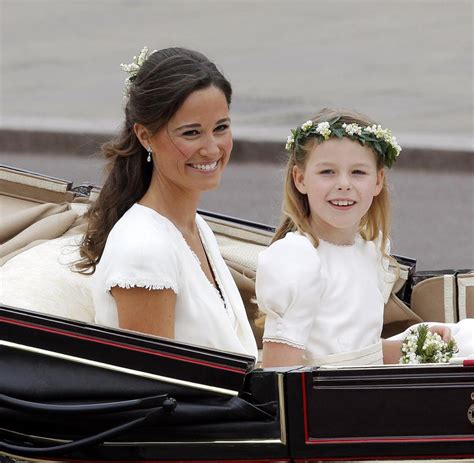 The ivory satin bodice was padded slightly at the hips and narrowed at the waist, and was inspired by the victorian tradition of corsetry that is a particular alexander mcqueen hallmark. Pippa Middleton: Ihr Hochzeitskleid von Giles Deacon in ...