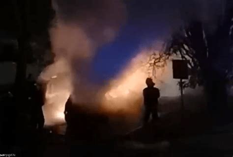 Felgyújthattak két autót Sárváron - hajnalban csaptak fel a lángok