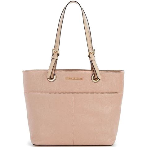 This will surely compliment any outfit with this bedford tan tote with contrasting subtle beige straps, and a statement michael kors emblem. SpreeSuki - Michael Kors Bedford Top Zip Pocket Tote Fawn ...