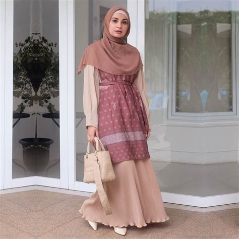 Kalian juga bisa lho memakai kemeja pria, karena ukurannya yang besar dan juga motifnya juga tak kalah beragam. 8 OOTD Hijab Dengan Baju Lama Seperti Shireen Sungkar ...