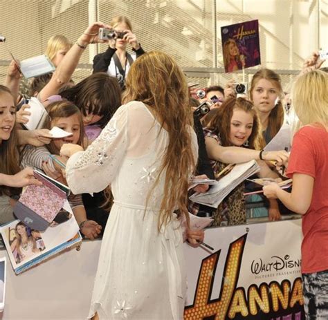 Майли сайрус, эмили осмент, джейсон эрлс и др. "Hannah Montana": Miley Cyrus wäscht in Disneys ...