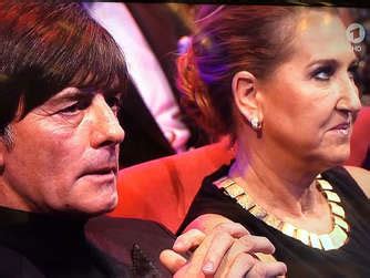 Durch die verkündete demission hat er das heft des handelns weiter in der hand. Joachim Löw: Frau an seiner Seite beim Bambi - Wer war die ...