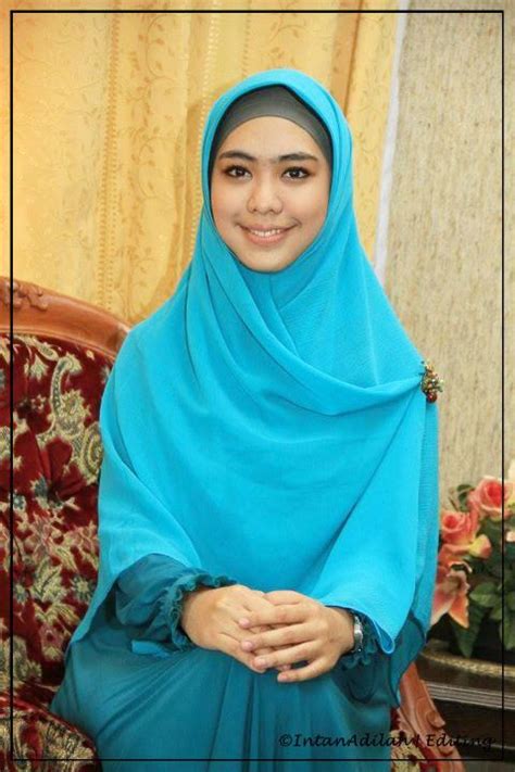 Mereka sekeluarga berasal dari batam dan merantau di depok. Sejuta Mimpi Sang Pelangi ^_^: Jilbab Oki Setiana Dewi