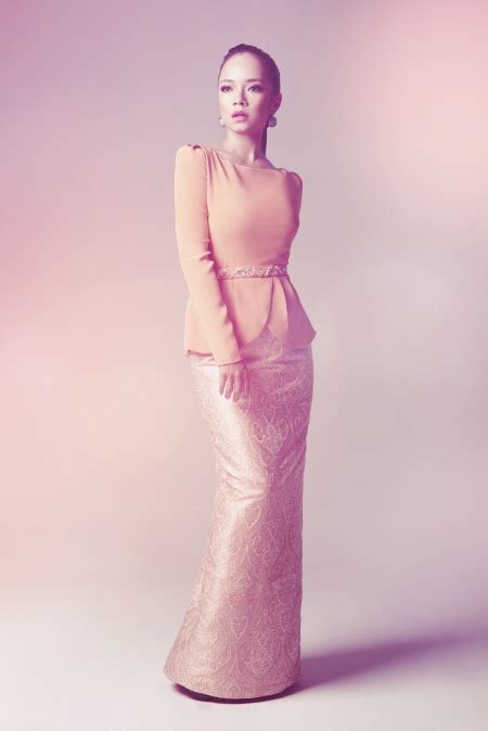 Baju melekat nampak bentuk buah dada, nora danish disindir. GAMBAR NORA DANISH DALAM FESYEN BAJU RAYA 2012