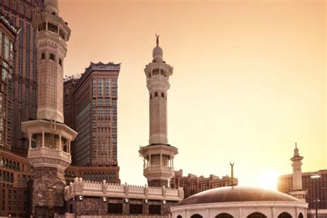 Overlooking the holy city, swissotel al maqam makkah stands tall at the heart of the muslim world. ACCORHOTELS Makkah - Exterior-Hotel-from-Kaaba_491208_high ...