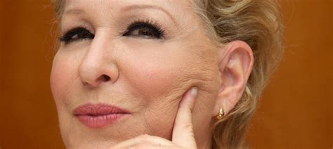 Wenn sie wissen wollen, was frauen im bett gefällt, sollten sie eines nicht zu rate ziehen: Bette Midler im Gespräch: „Frauen wollen nicht maßlos sein ...