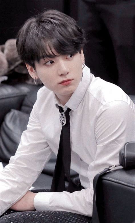 60 o programa traz o lema vamos vender tudo e qualquer coisa e gira em torno de celebridades que se transformam em trabalhadores de escritório. Jungkook | Meninos emo bonitos, Wattpad, Fotos