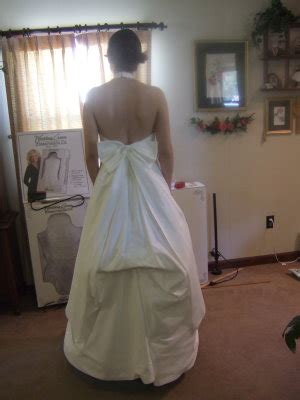 What kind of wedding dress do you want to wear when you get married? French Bustle Pictures And Wedding Dress Bustle Tips