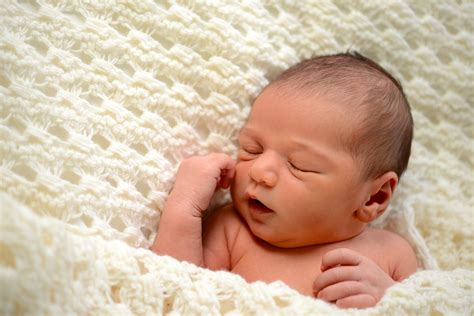 Wie das baby beim greifen lernen unterstützen? Was kann mein Baby wann? Die Entwicklung in den ersten 3 ...