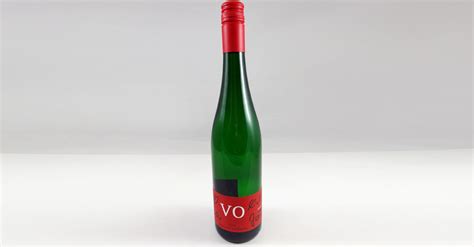 Seit 2018 werden beim discounter aldi von ihm mitentwickelte weine unter seinem namen verkauft. Vom eigenen Weingut: Günther Jauch signiert eine Weinflasche