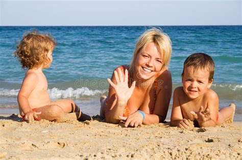 Entra a ingreso familiar de emergencia para inscribirte y conocer más sobre este apoyo a las familias. Familia feliz por el mar foto de archivo. Imagen de salud ...