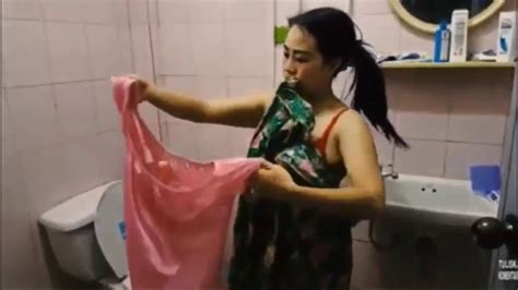 tante montok mandi