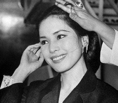 Dari hasil pernikahannya dengan soekarno, ratna sari dewi dikaruniai seorang anak bernama kartika sari dewi soekarno yang lahir pada tahun1967. THIRDxREICH: Ratna Sari Dewi Soekarno