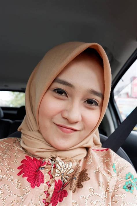 Seperti halnya jika kalian diberi permen dalam kondisi bungkusnya sudah terbuka dan si pemberi memberikannya dengan tangan kosong, apakah kalian akan menerima dan memakannya? Cewek Berhijab Cantik Selfie Di Tempat Wisata. : 10 Spot ...