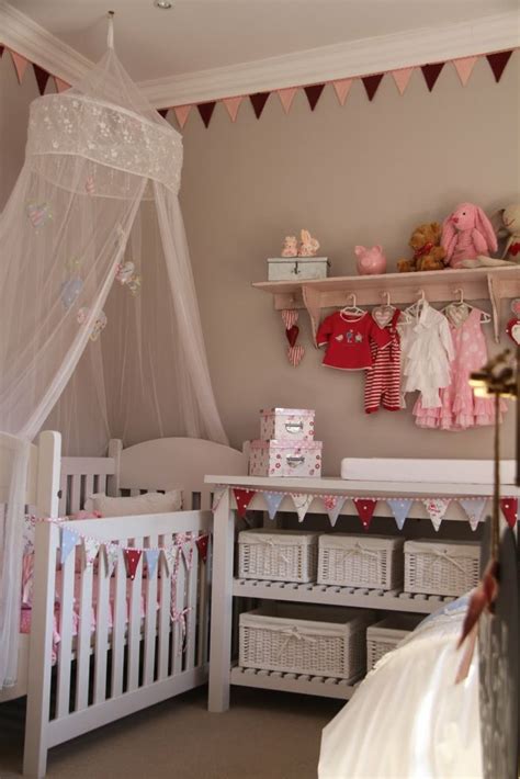 Ideen für eine traumhafte babyzimmer gestaltung … babyzimmer gestalten mit camengo lollipops stoffen bei fantasyroom. kinderzimmer-gestalten-schöne-idee-mädchen-kinderzimmer-bett-deko-bunte-idee-schränke-schubladen ...