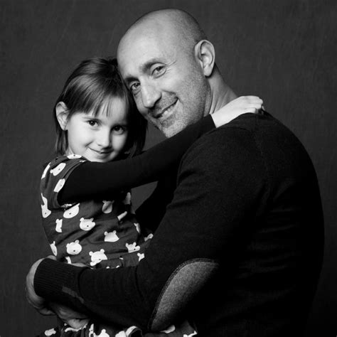 En sarl, seuls les gérants majoritaires sont affiliés au régime social des travailleurs indépendants. Photo de famille en studio : un père et sa fille