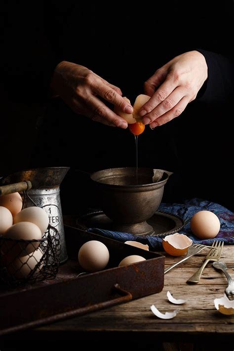 Une la leche con los huevos batidos y echa en la flanera. Flan de huevo casero | Recipe | Moody food photography ...