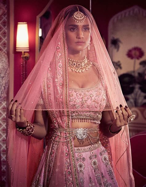 Tarun specializes in bridal couture and started his namesake label in 1995. DesiFashion | Tarun Tahiliani Spring Summer 2020 Collection