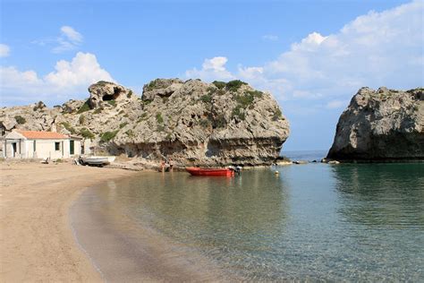 Υπάρχουν εναλλακτικές διαδρομές για να πάει κανείς. Λουτράκι: Η παραλία Μυλοκοπή | Loutraki 365