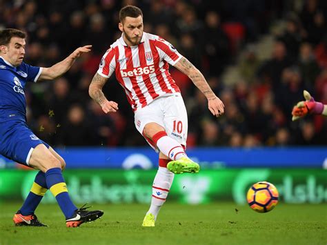 Arnautović began his career in his native austria playing in the youth teams for a number of clubs in the vienna area before he signed a. "Deadline Day": Marko Arnautovic sorgt für Reporter-Lacher ...