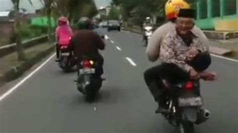 Kakek Nyentrik Naik Motor Bersila Hadap Belakang Kena ...