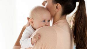 Es drohen haltungsschäden, da die wirbelsäule die sitzposition noch nicht alleine halten kann und sie sich im unteren bereich krümmt. Baby weint im Schlaf: Das sind die Gründe! - Echte Mamas